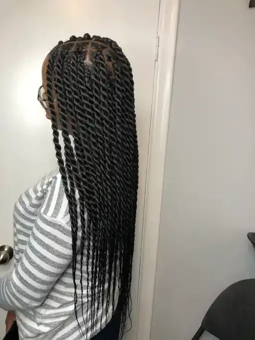 Rope twists with medium thickness and full length.